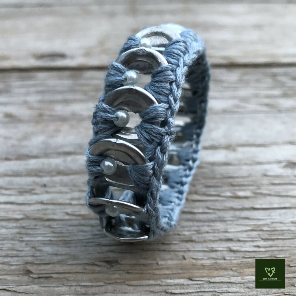 zilver ijsblauwe lipjesarmband met kraaltjes